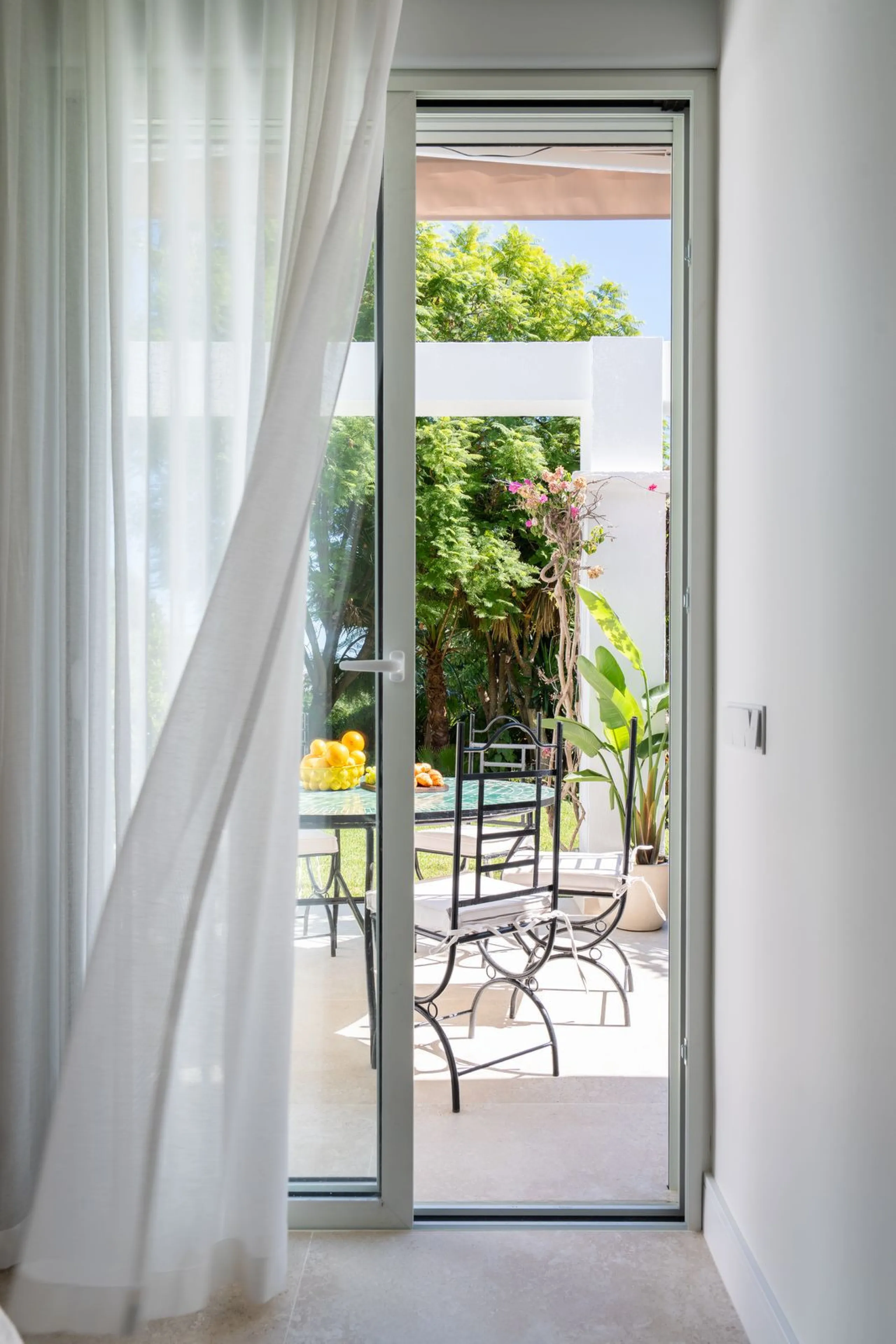 Located in La Quinta, Marbella, this recently renovated ground-floor apartment showcases custom-made furniture, bespoke sinks, and unique marble finishes throughout. It offers 3 bedrooms, 2 bathrooms, and a bright living area opening onto a private terrac