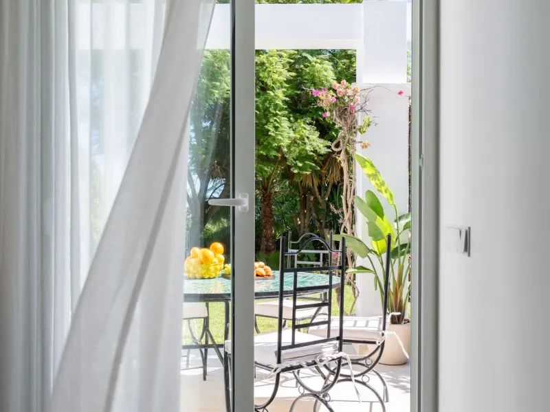 Located in La Quinta, Marbella, this recently renovated ground-floor apartment showcases custom-made furniture, bespoke sinks, and unique marble finishes throughout. It offers 3 bedrooms, 2 bathrooms, and a bright living area opening onto a private terrac