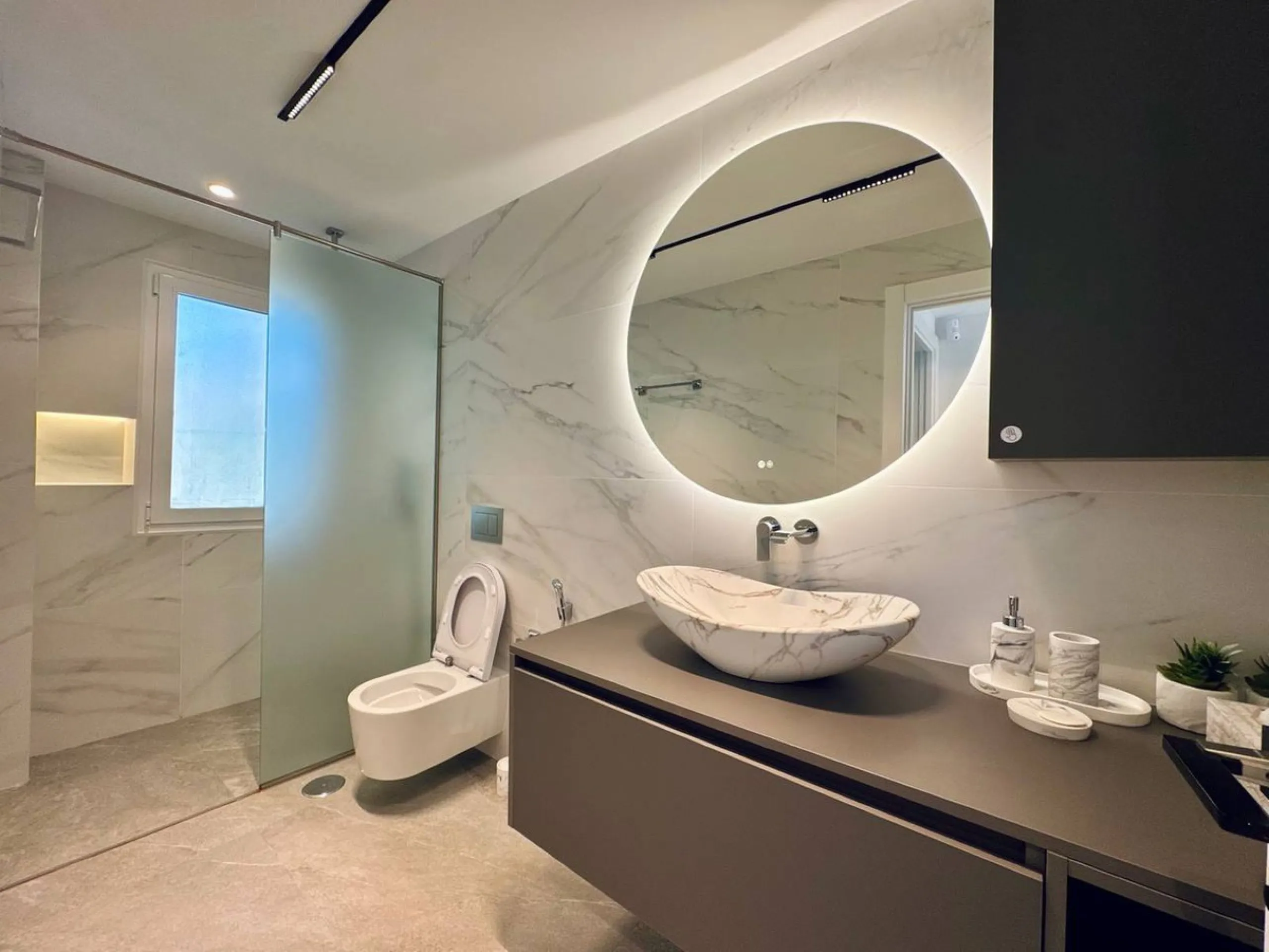 A magnificent semi-detached house is offered for sale in the established Los Naranjos urbanisation in Marbella, in a quiet and well-connected residential area.