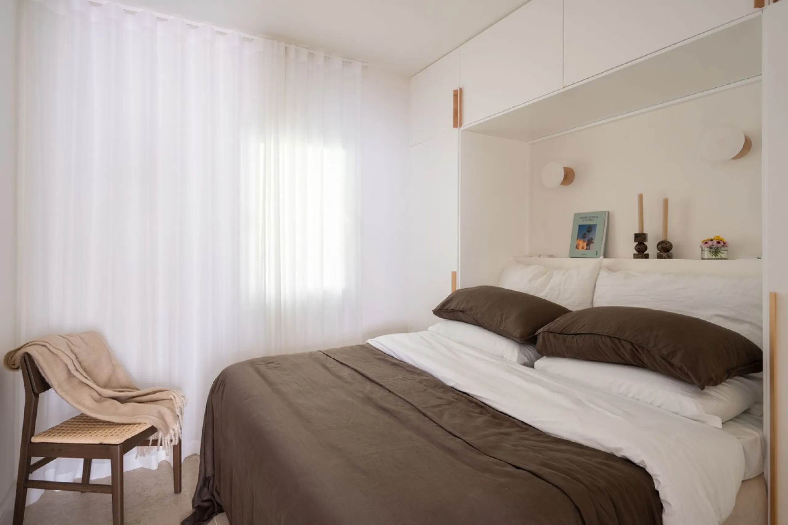 Located in La Quinta, Marbella, this recently renovated ground-floor apartment showcases custom-made furniture, bespoke sinks, and unique marble finishes throughout. It offers 3 bedrooms, 2 bathrooms, and a bright living area opening onto a private terrac