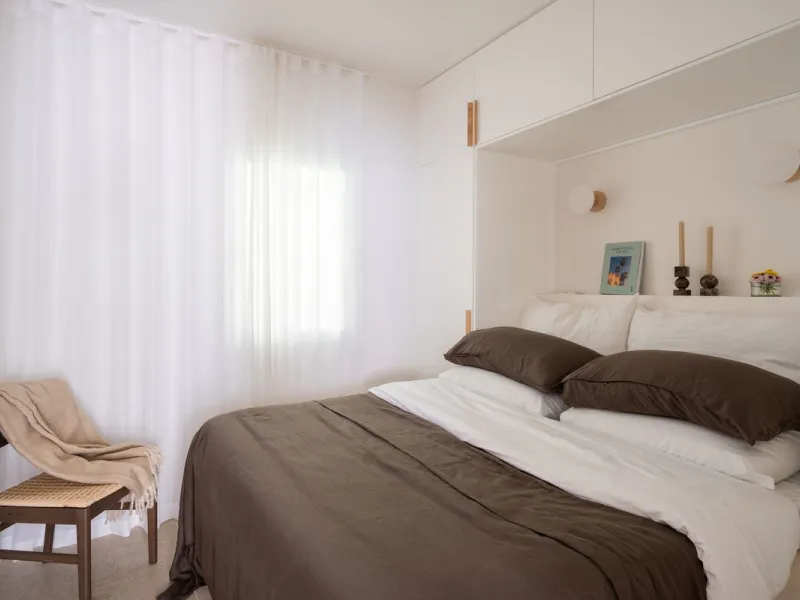 Located in La Quinta, Marbella, this recently renovated ground-floor apartment showcases custom-made furniture, bespoke sinks, and unique marble finishes throughout. It offers 3 bedrooms, 2 bathrooms, and a bright living area opening onto a private terrac