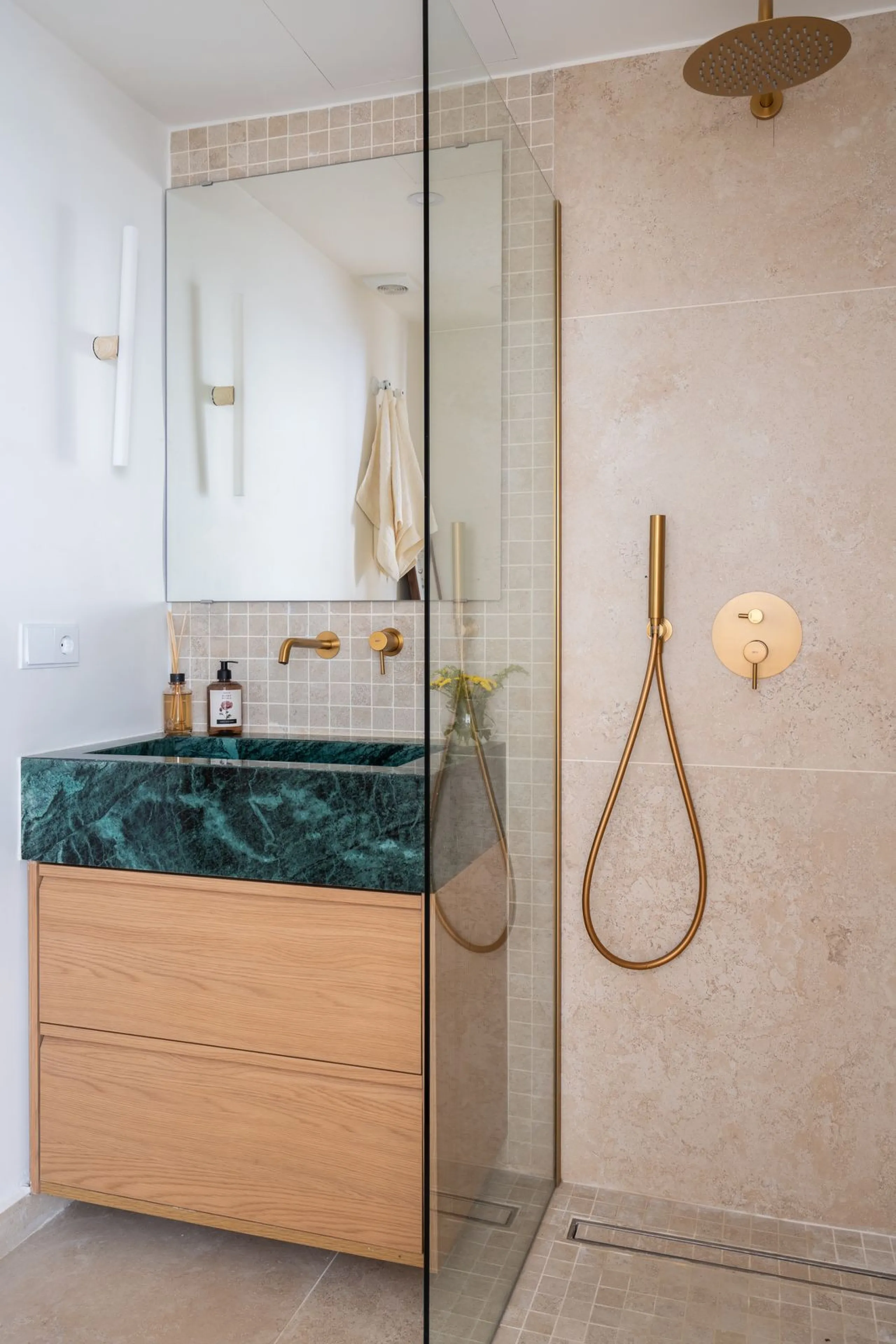 Located in La Quinta, Marbella, this recently renovated ground-floor apartment showcases custom-made furniture, bespoke sinks, and unique marble finishes throughout. It offers 3 bedrooms, 2 bathrooms, and a bright living area opening onto a private terrac