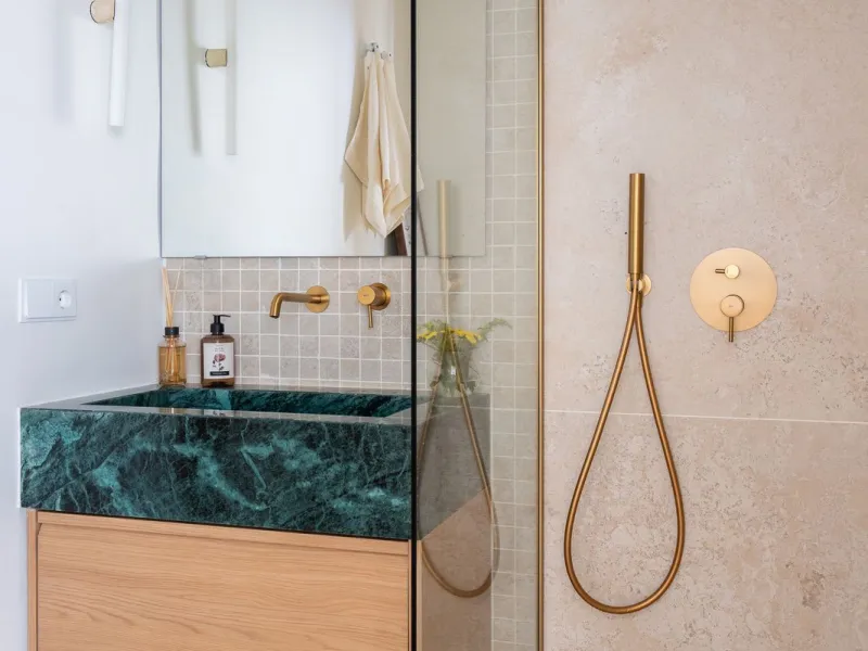 Located in La Quinta, Marbella, this recently renovated ground-floor apartment showcases custom-made furniture, bespoke sinks, and unique marble finishes throughout. It offers 3 bedrooms, 2 bathrooms, and a bright living area opening onto a private terrac