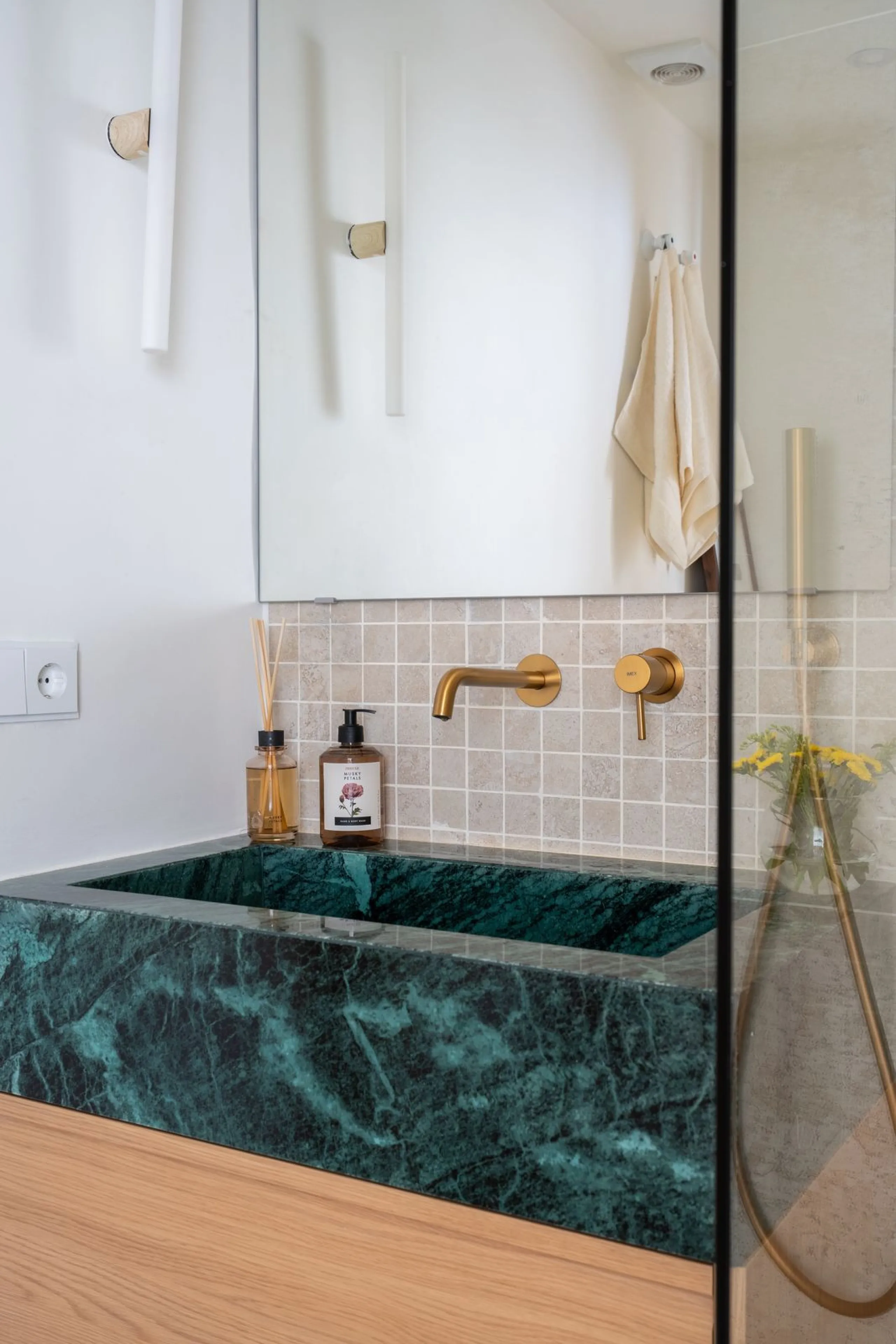 Located in La Quinta, Marbella, this recently renovated ground-floor apartment showcases custom-made furniture, bespoke sinks, and unique marble finishes throughout. It offers 3 bedrooms, 2 bathrooms, and a bright living area opening onto a private terrac