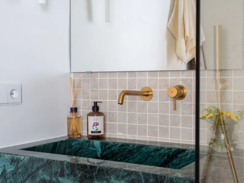 Located in La Quinta, Marbella, this recently renovated ground-floor apartment showcases custom-made furniture, bespoke sinks, and unique marble finishes throughout. It offers 3 bedrooms, 2 bathrooms, and a bright living area opening onto a private terrac