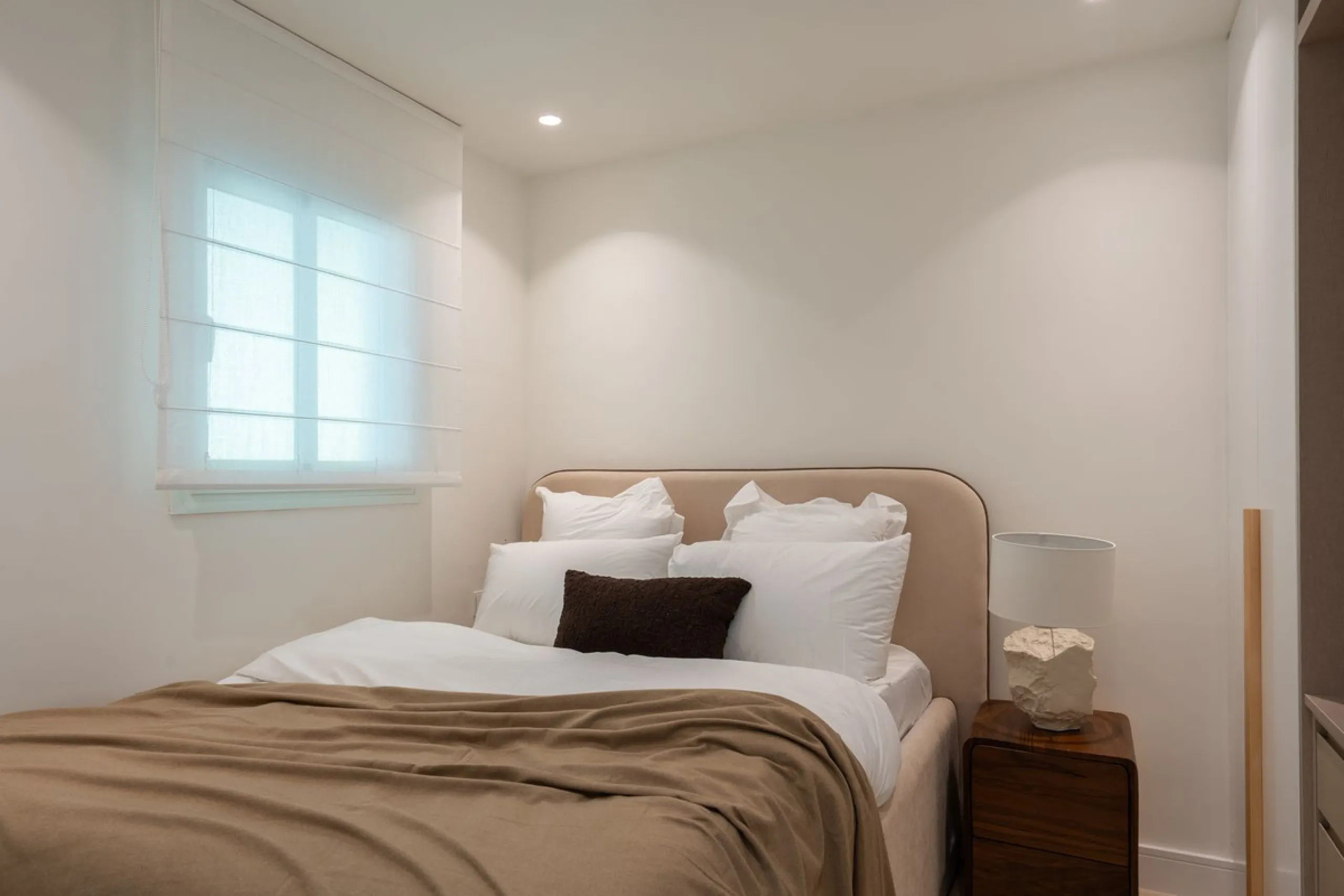 Located in La Quinta, Marbella, this recently renovated ground-floor apartment showcases custom-made furniture, bespoke sinks, and unique marble finishes throughout. It offers 3 bedrooms, 2 bathrooms, and a bright living area opening onto a private terrac
