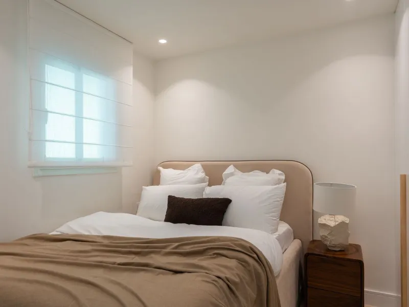 Located in La Quinta, Marbella, this recently renovated ground-floor apartment showcases custom-made furniture, bespoke sinks, and unique marble finishes throughout. It offers 3 bedrooms, 2 bathrooms, and a bright living area opening onto a private terrac