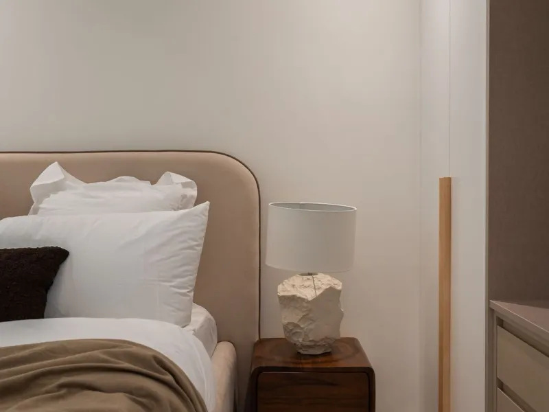Located in La Quinta, Marbella, this recently renovated ground-floor apartment showcases custom-made furniture, bespoke sinks, and unique marble finishes throughout. It offers 3 bedrooms, 2 bathrooms, and a bright living area opening onto a private terrac