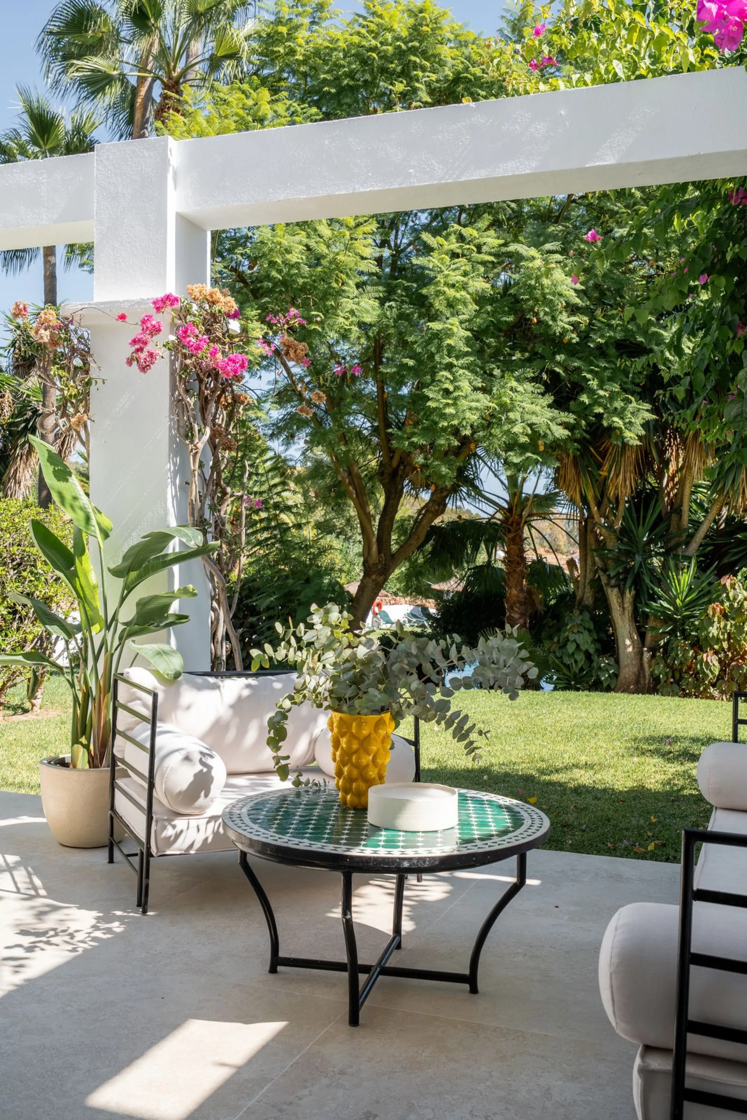 Located in La Quinta, Marbella, this recently renovated ground-floor apartment showcases custom-made furniture, bespoke sinks, and unique marble finishes throughout. It offers 3 bedrooms, 2 bathrooms, and a bright living area opening onto a private terrac