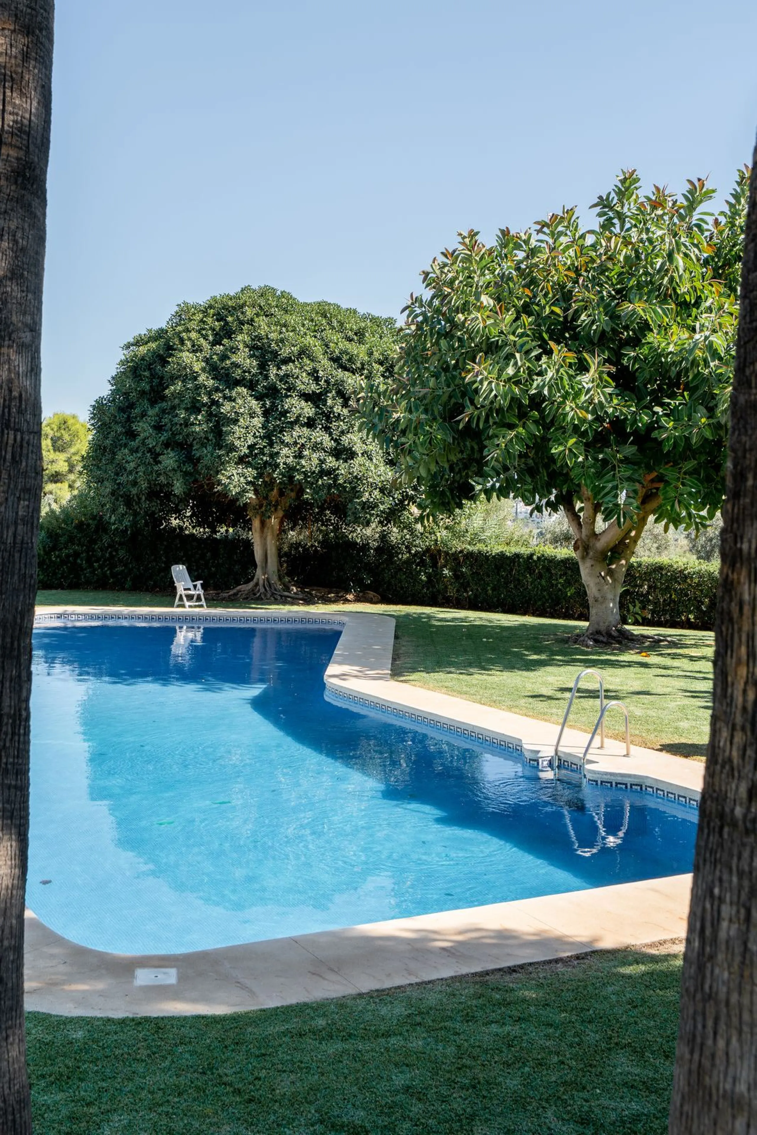 Located in La Quinta, Marbella, this recently renovated ground-floor apartment showcases custom-made furniture, bespoke sinks, and unique marble finishes throughout. It offers 3 bedrooms, 2 bathrooms, and a bright living area opening onto a private terrac