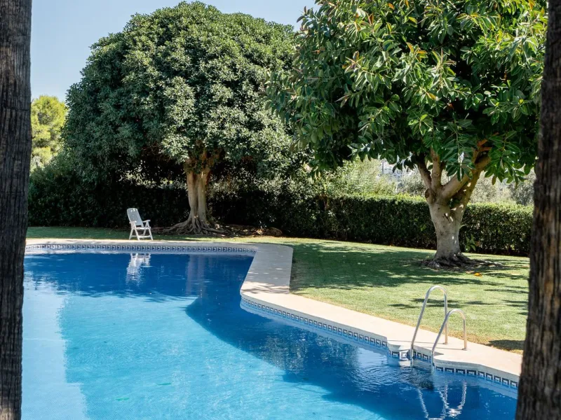 Located in La Quinta, Marbella, this recently renovated ground-floor apartment showcases custom-made furniture, bespoke sinks, and unique marble finishes throughout. It offers 3 bedrooms, 2 bathrooms, and a bright living area opening onto a private terrac