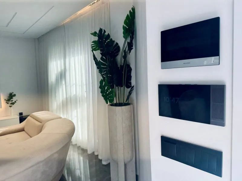 A magnificent semi-detached house is offered for sale in the established Los Naranjos urbanisation in Marbella, in a quiet and well-connected residential area.