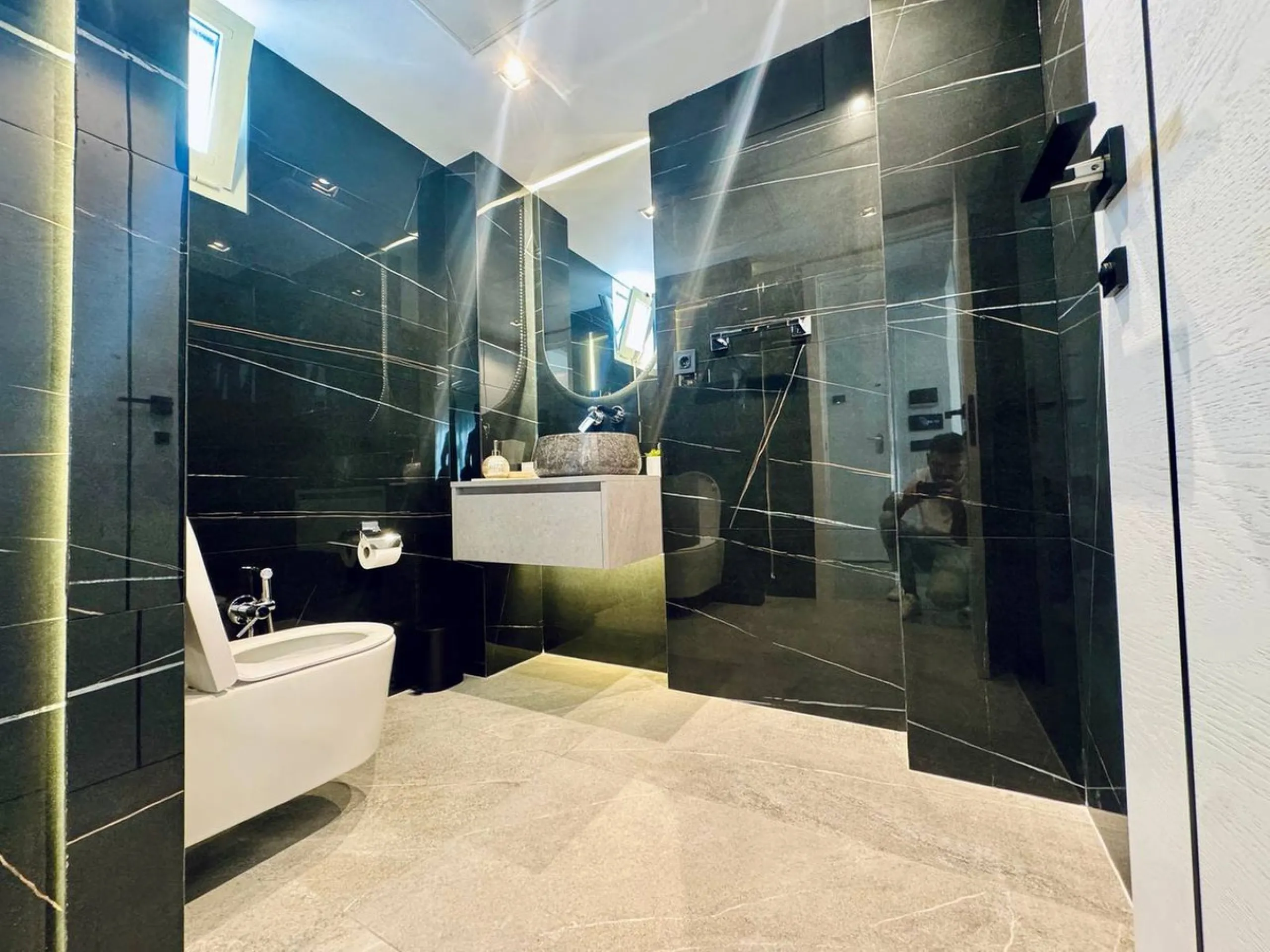 A magnificent semi-detached house is offered for sale in the established Los Naranjos urbanisation in Marbella, in a quiet and well-connected residential area.