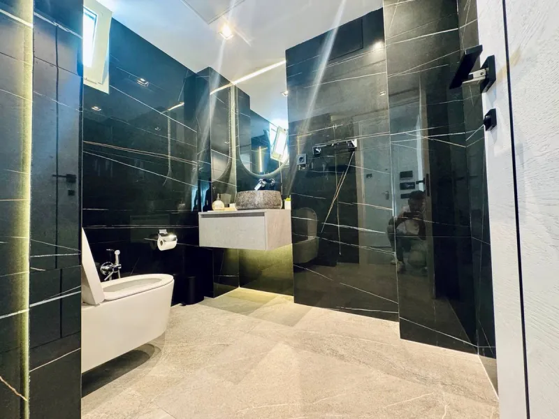 A magnificent semi-detached house is offered for sale in the established Los Naranjos urbanisation in Marbella, in a quiet and well-connected residential area.