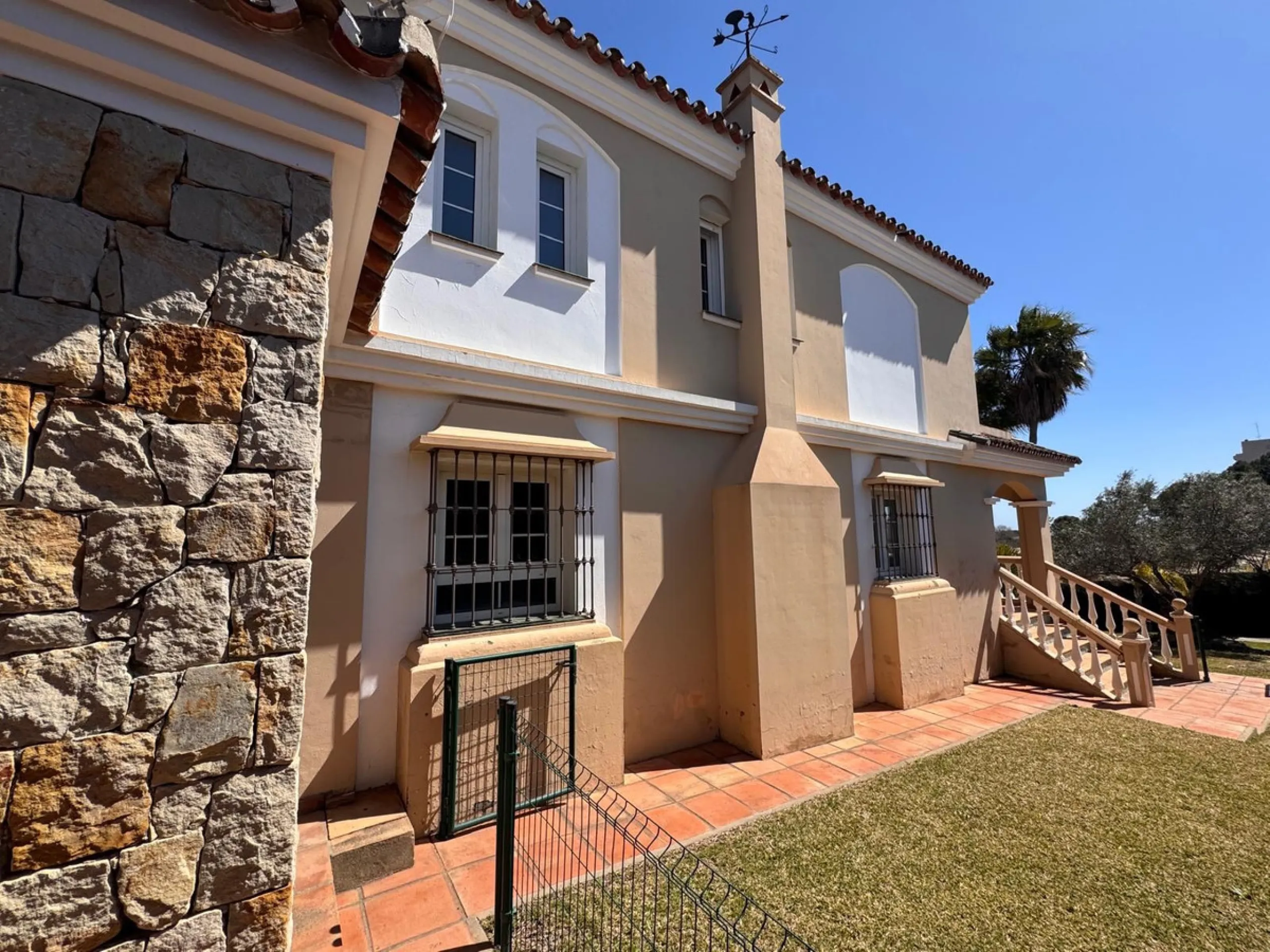 House - Detached Villa в продаже в Estepona, Málaga. В доме 4 спален и 2 ванных комнат. Площадь дома 243 м². Площадь участка 1940 м²