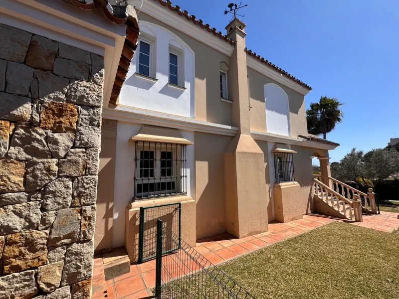 Villa with a large 2200m2 plot and over 240m2 of living space distributed over two floors. The ground floor comprises a kitchen/dining area, a guest toilet, and a spacious living/dining room with a fireplace and access to a covered terrace of approximatel