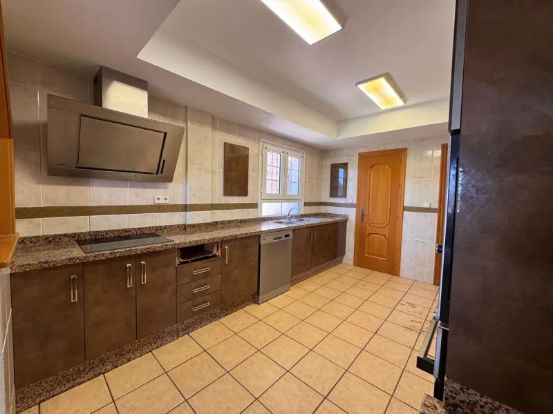 House - Detached Villa в продаже в Estepona, Málaga. В доме 4 спален и 2 ванных комнат. Площадь дома 243 м². Площадь участка 1940 м²