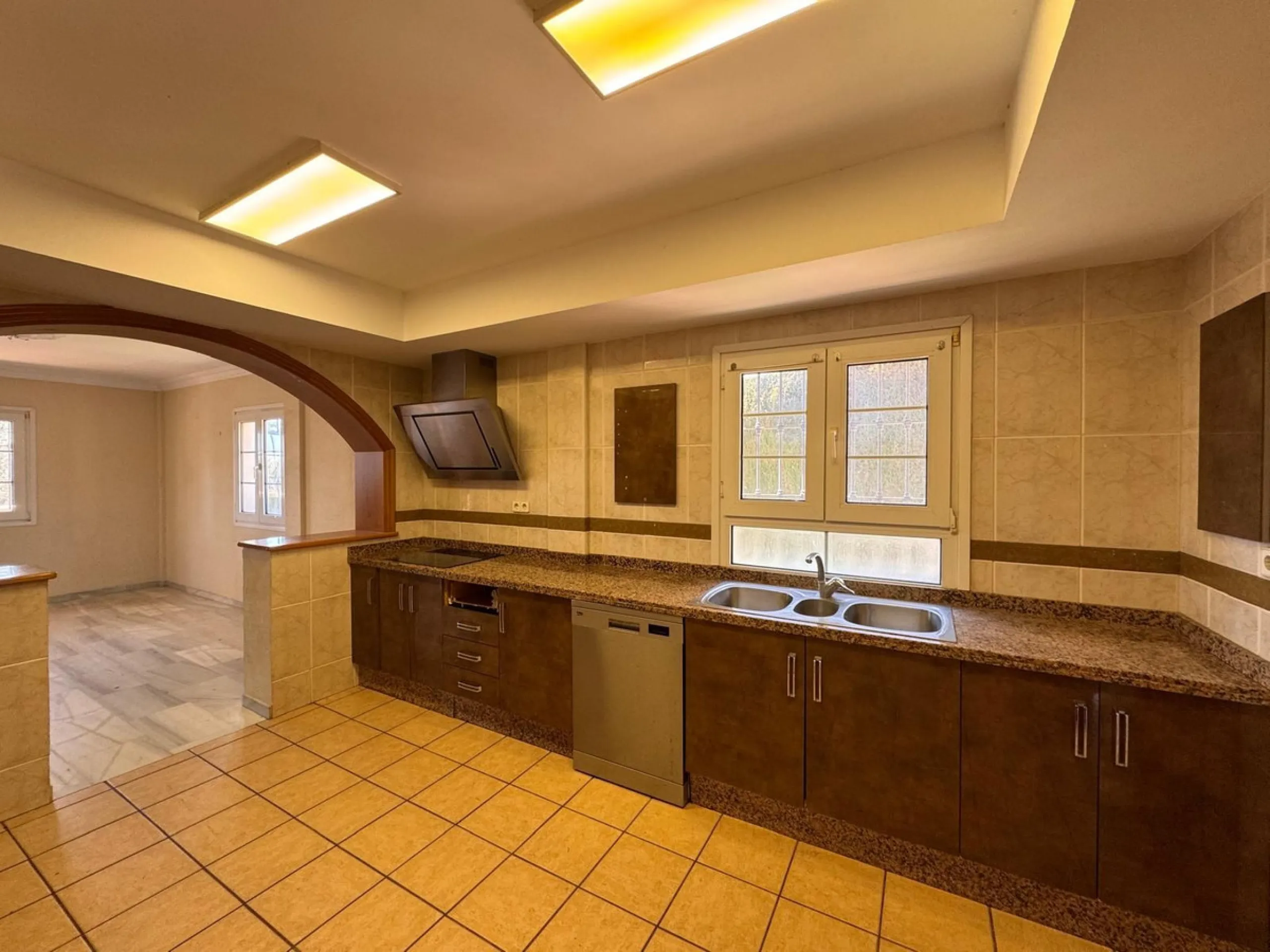 House - Detached Villa в продаже в Estepona, Málaga. В доме 4 спален и 2 ванных комнат. Площадь дома 243 м². Площадь участка 1940 м²