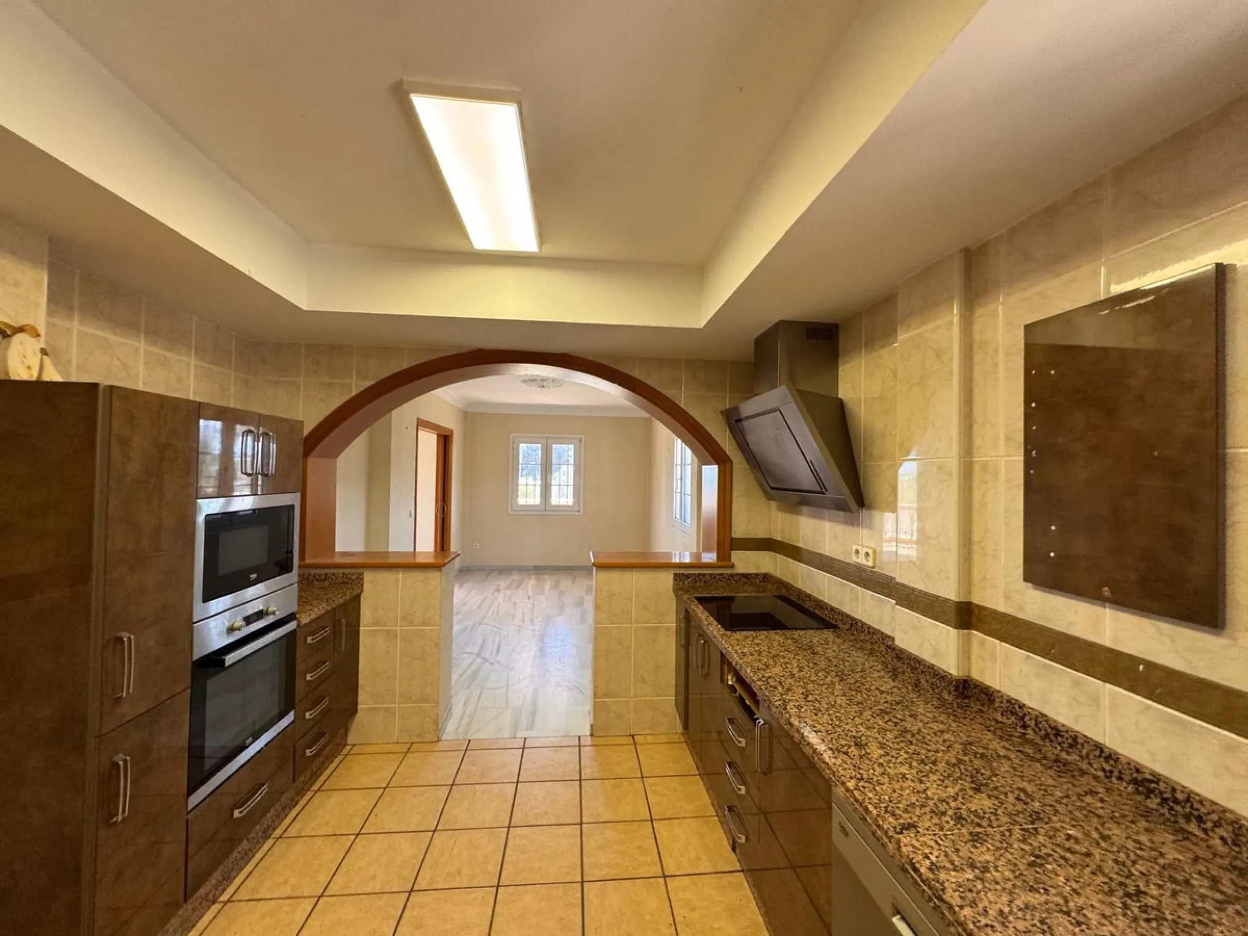 House - Detached Villa в продаже в Estepona, Málaga. В доме 4 спален и 2 ванных комнат. Площадь дома 243 м². Площадь участка 1940 м²