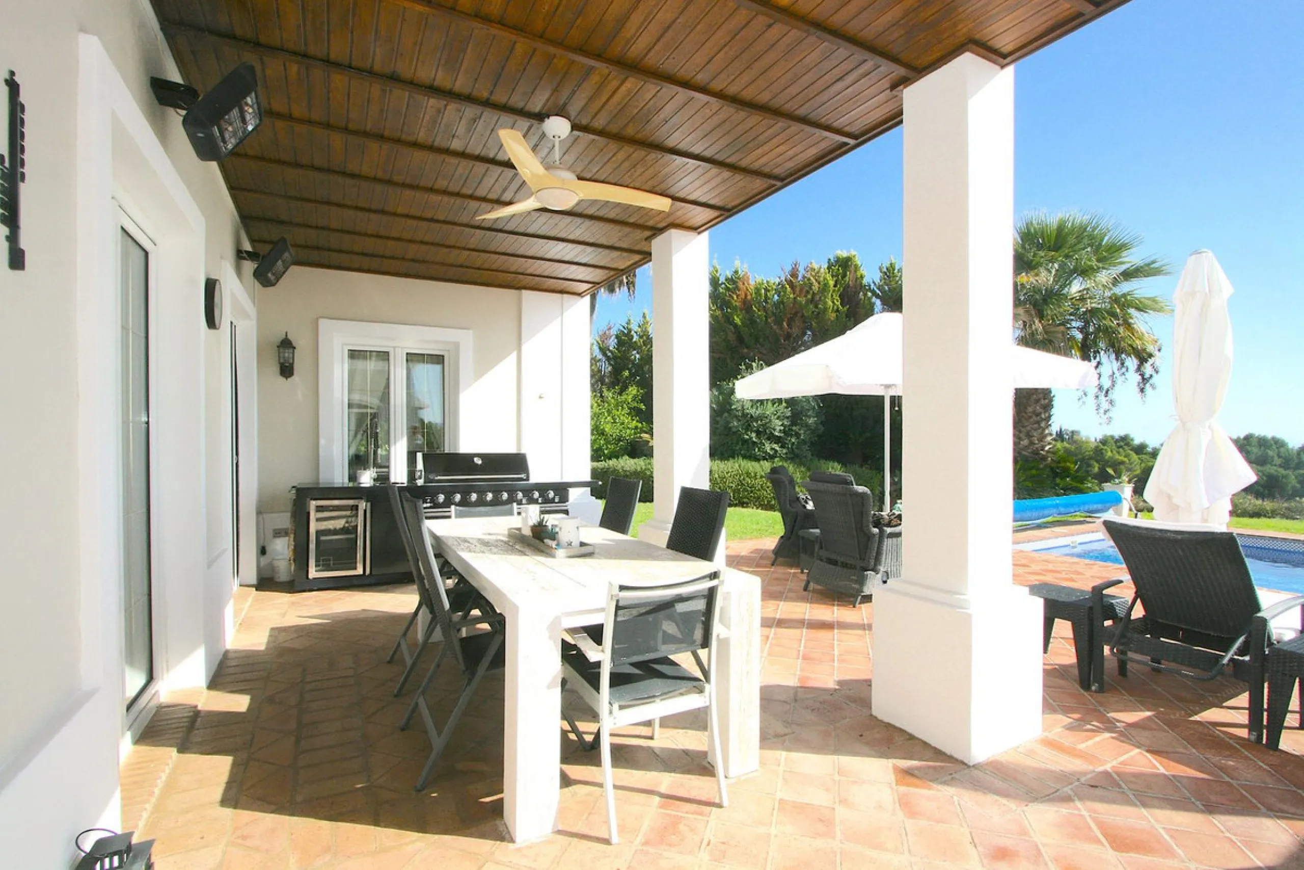 Magnificent villa in the beautiful urbanisation of Valtocado, near the picturesque village of Mijas! This exquisite villa perfectly blends Andalusian character with contemporary luxury. From its beautiful position, it captures breathtaking views from the 