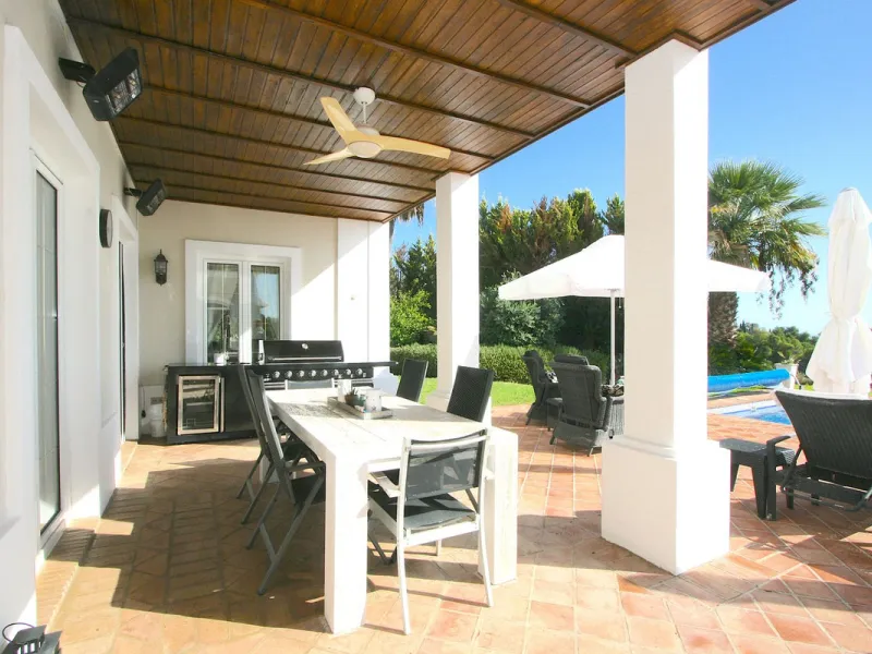 Magnificent villa in the beautiful urbanisation of Valtocado, near the picturesque village of Mijas! This exquisite villa perfectly blends Andalusian character with contemporary luxury. From its beautiful position, it captures breathtaking views from the 