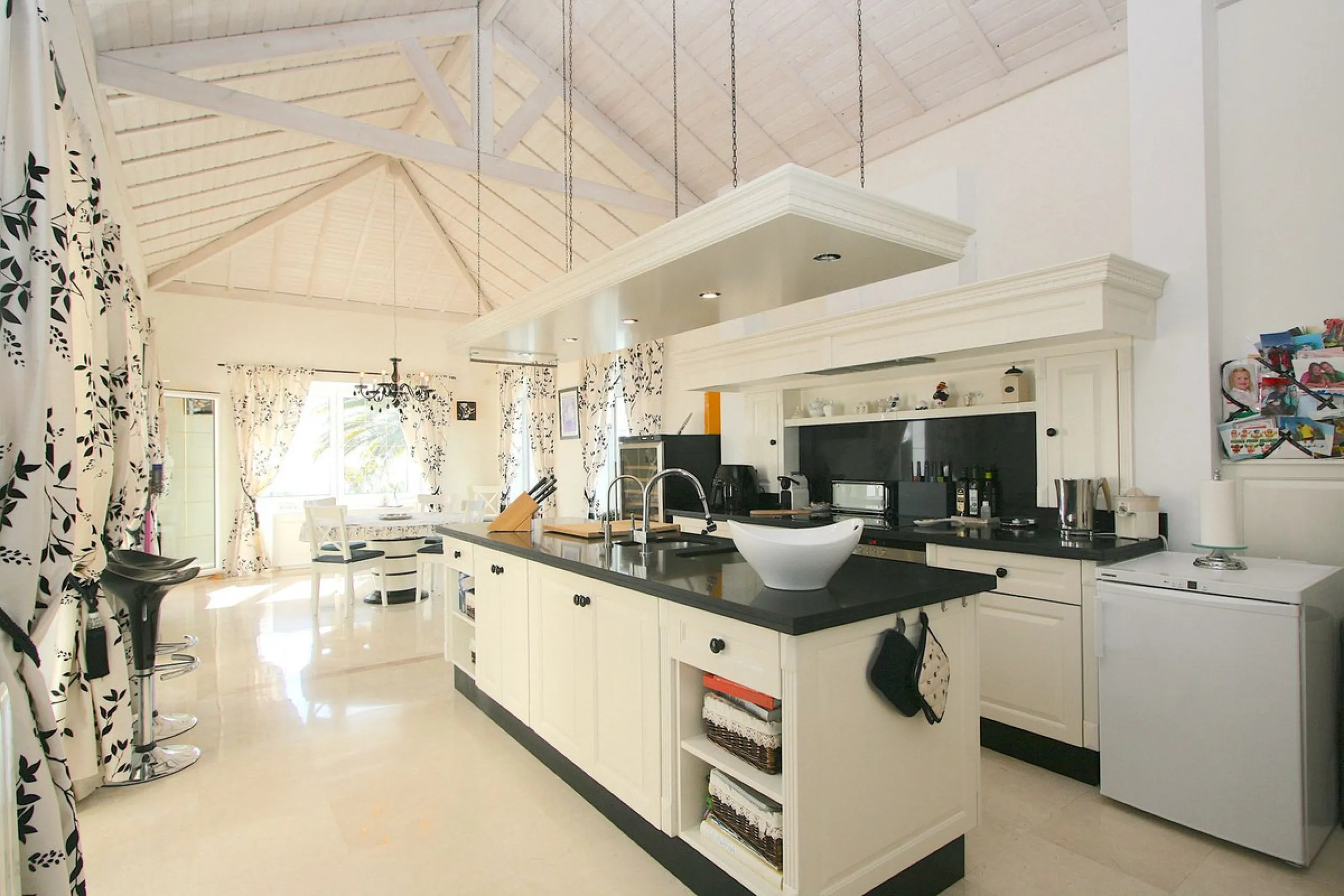 Magnificent villa in the beautiful urbanisation of Valtocado, near the picturesque village of Mijas! This exquisite villa perfectly blends Andalusian character with contemporary luxury. From its beautiful position, it captures breathtaking views from the 