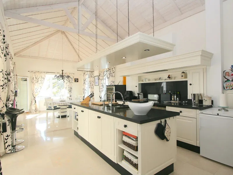 Magnificent villa in the beautiful urbanisation of Valtocado, near the picturesque village of Mijas! This exquisite villa perfectly blends Andalusian character with contemporary luxury. From its beautiful position, it captures breathtaking views from the 