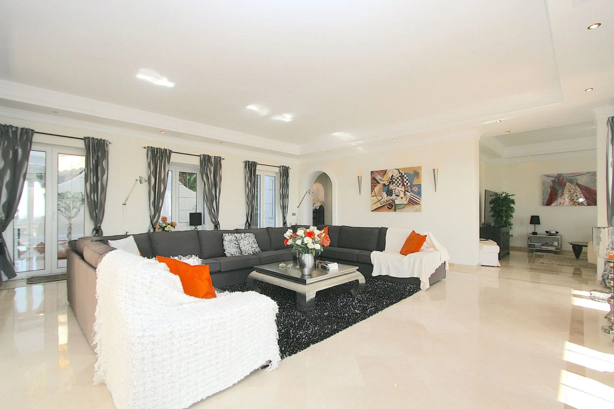 Magnificent villa in the beautiful urbanisation of Valtocado, near the picturesque village of Mijas! This exquisite villa perfectly blends Andalusian character with contemporary luxury. From its beautiful position, it captures breathtaking views from the 
