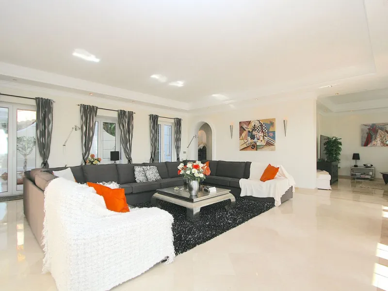 Magnificent villa in the beautiful urbanisation of Valtocado, near the picturesque village of Mijas! This exquisite villa perfectly blends Andalusian character with contemporary luxury. From its beautiful position, it captures breathtaking views from the 