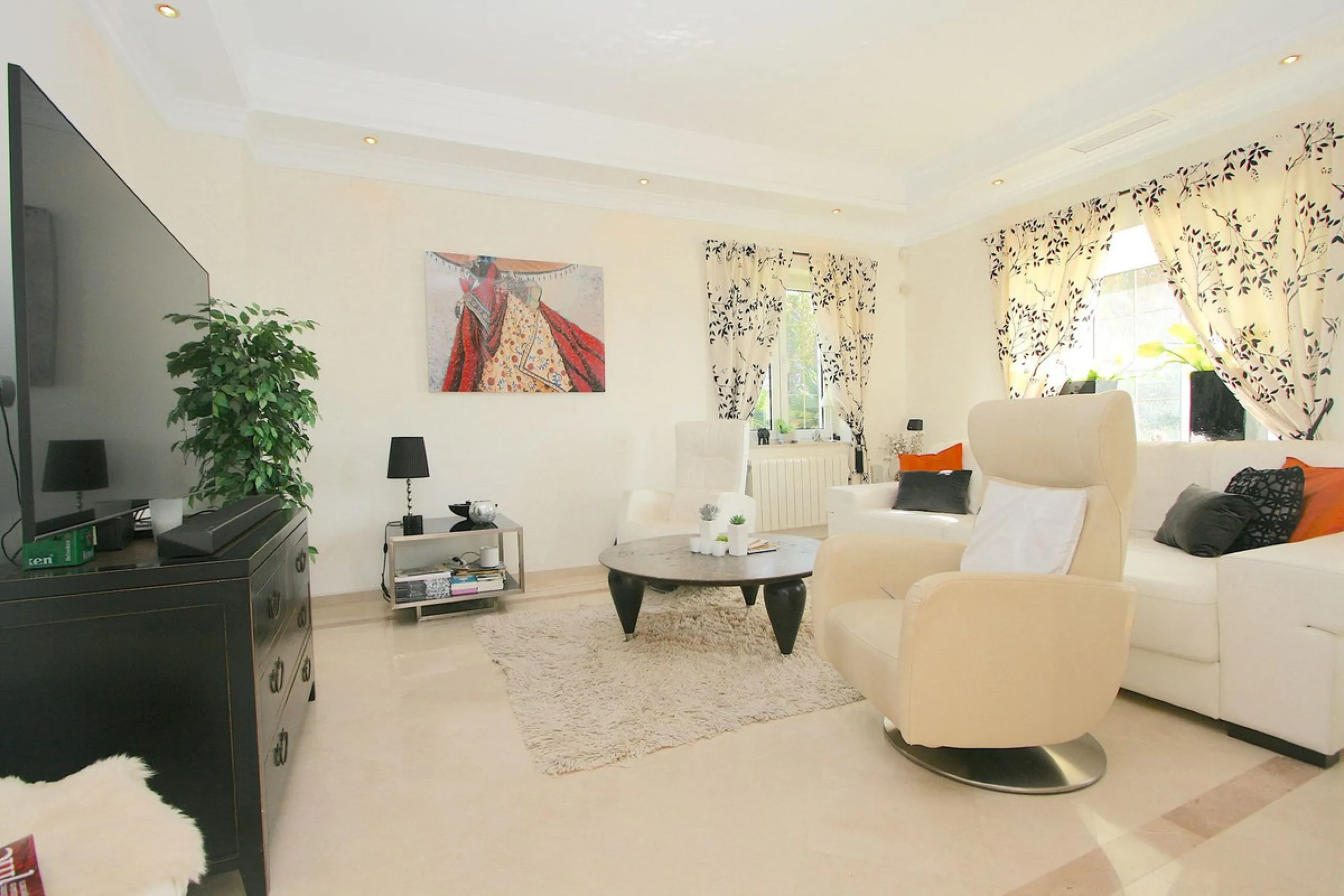 Magnificent villa in the beautiful urbanisation of Valtocado, near the picturesque village of Mijas! This exquisite villa perfectly blends Andalusian character with contemporary luxury. From its beautiful position, it captures breathtaking views from the 