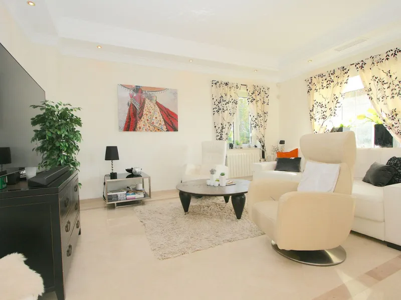Magnificent villa in the beautiful urbanisation of Valtocado, near the picturesque village of Mijas! This exquisite villa perfectly blends Andalusian character with contemporary luxury. From its beautiful position, it captures breathtaking views from the 