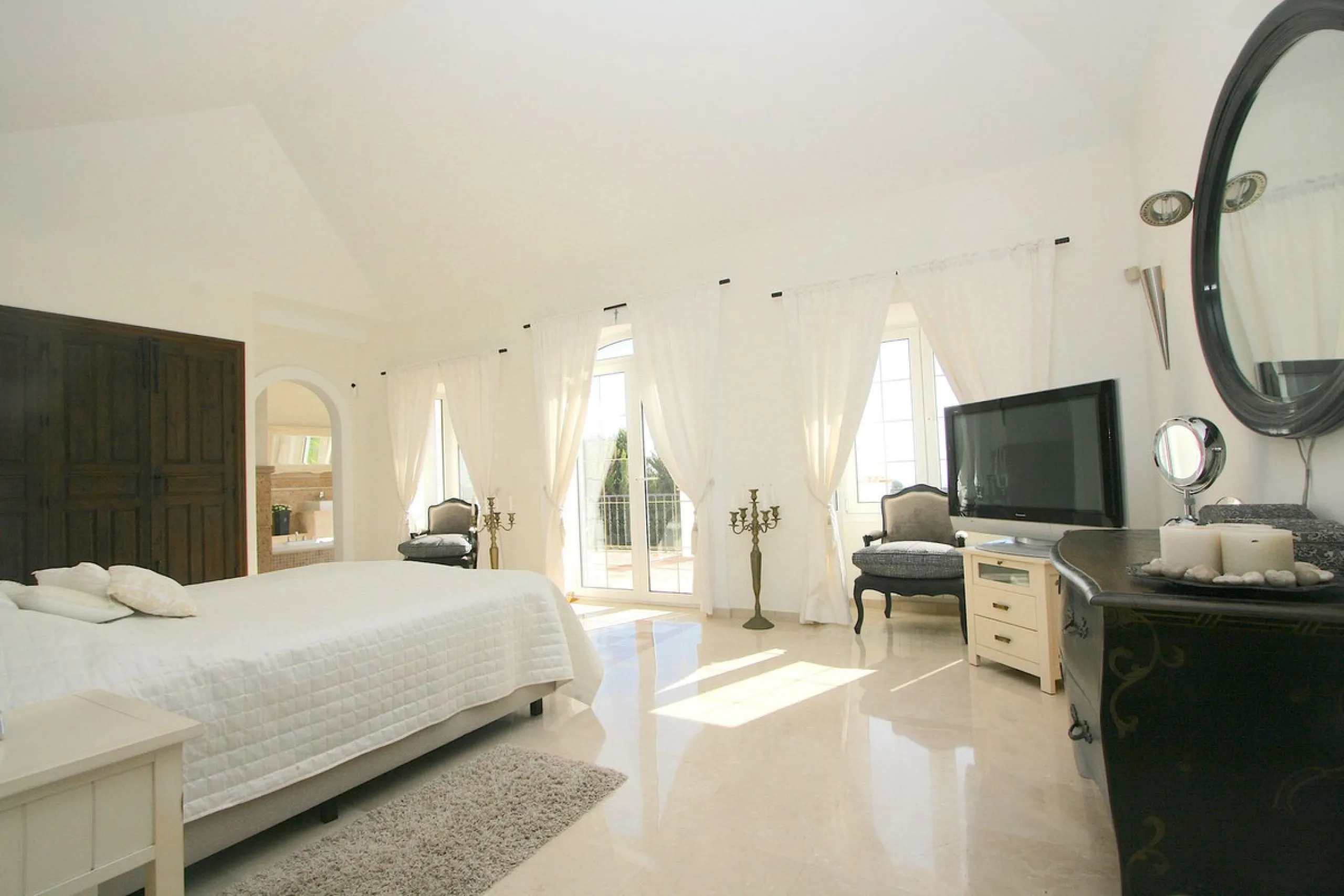 Magnificent villa in the beautiful urbanisation of Valtocado, near the picturesque village of Mijas! This exquisite villa perfectly blends Andalusian character with contemporary luxury. From its beautiful position, it captures breathtaking views from the 