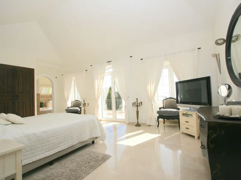 Magnificent villa in the beautiful urbanisation of Valtocado, near the picturesque village of Mijas! This exquisite villa perfectly blends Andalusian character with contemporary luxury. From its beautiful position, it captures breathtaking views from the 
