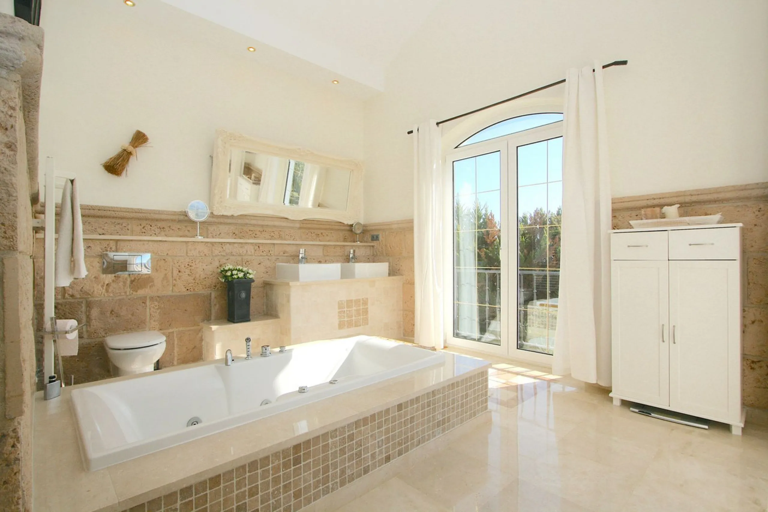Magnificent villa in the beautiful urbanisation of Valtocado, near the picturesque village of Mijas! This exquisite villa perfectly blends Andalusian character with contemporary luxury. From its beautiful position, it captures breathtaking views from the 