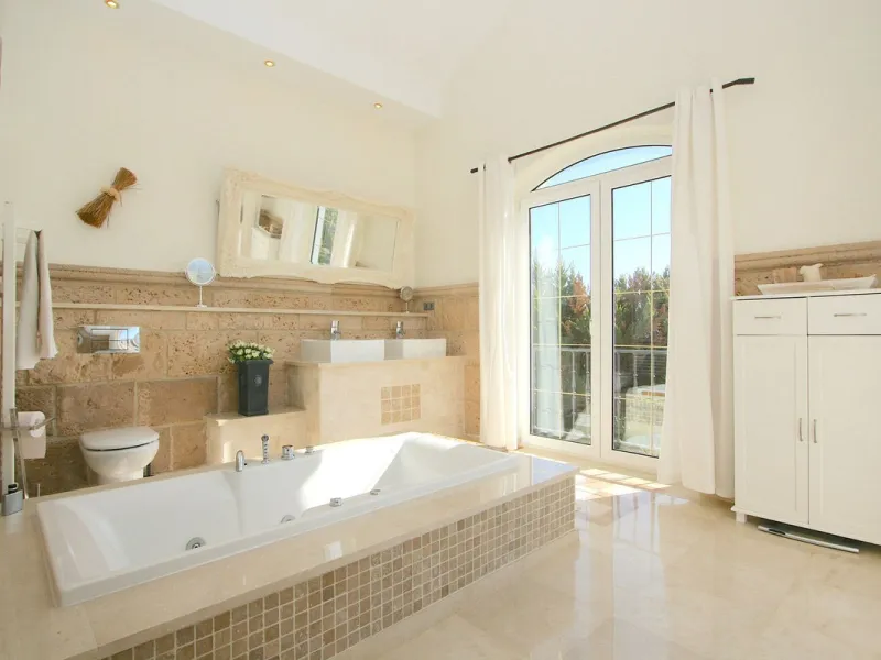 Magnificent villa in the beautiful urbanisation of Valtocado, near the picturesque village of Mijas! This exquisite villa perfectly blends Andalusian character with contemporary luxury. From its beautiful position, it captures breathtaking views from the 
