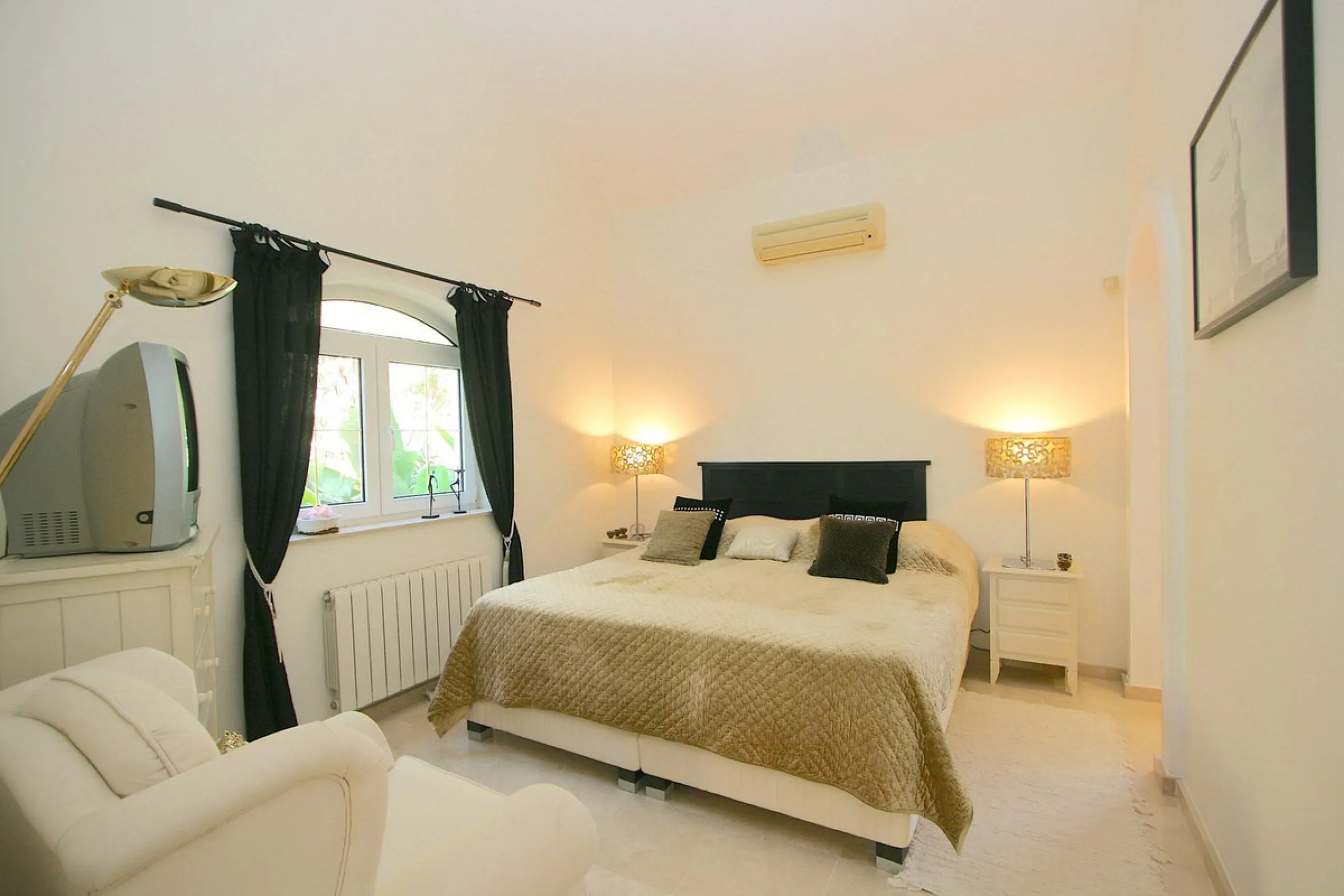 Magnificent villa in the beautiful urbanisation of Valtocado, near the picturesque village of Mijas! This exquisite villa perfectly blends Andalusian character with contemporary luxury. From its beautiful position, it captures breathtaking views from the 