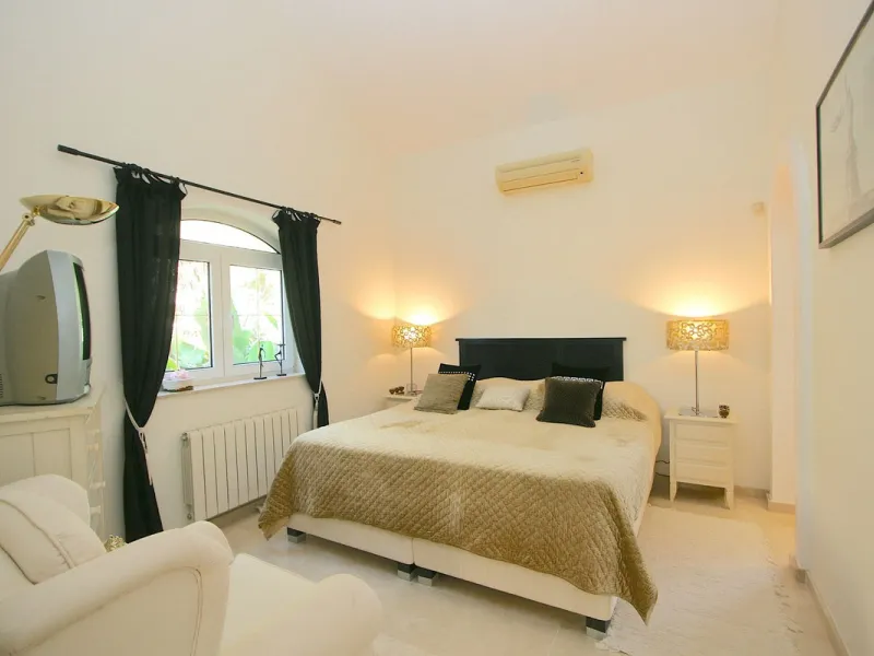 Magnificent villa in the beautiful urbanisation of Valtocado, near the picturesque village of Mijas! This exquisite villa perfectly blends Andalusian character with contemporary luxury. From its beautiful position, it captures breathtaking views from the 
