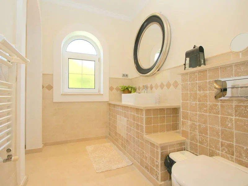 Magnificent villa in the beautiful urbanisation of Valtocado, near the picturesque village of Mijas! This exquisite villa perfectly blends Andalusian character with contemporary luxury. From its beautiful position, it captures breathtaking views from the 