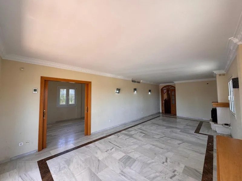House - Detached Villa в продаже в Estepona, Málaga. В доме 4 спален и 2 ванных комнат. Площадь дома 243 м². Площадь участка 1940 м²