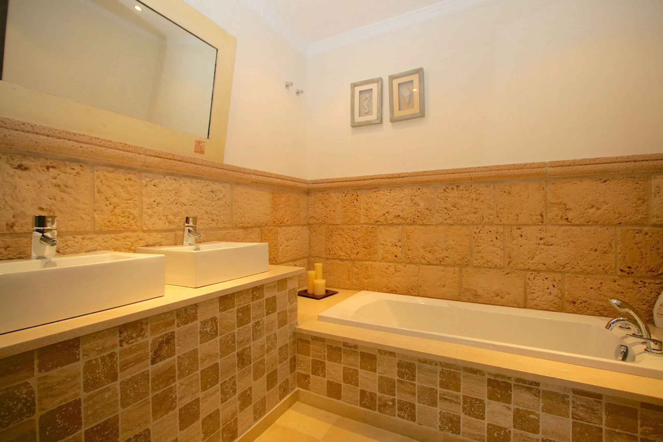 Magnificent villa in the beautiful urbanisation of Valtocado, near the picturesque village of Mijas! This exquisite villa perfectly blends Andalusian character with contemporary luxury. From its beautiful position, it captures breathtaking views from the 