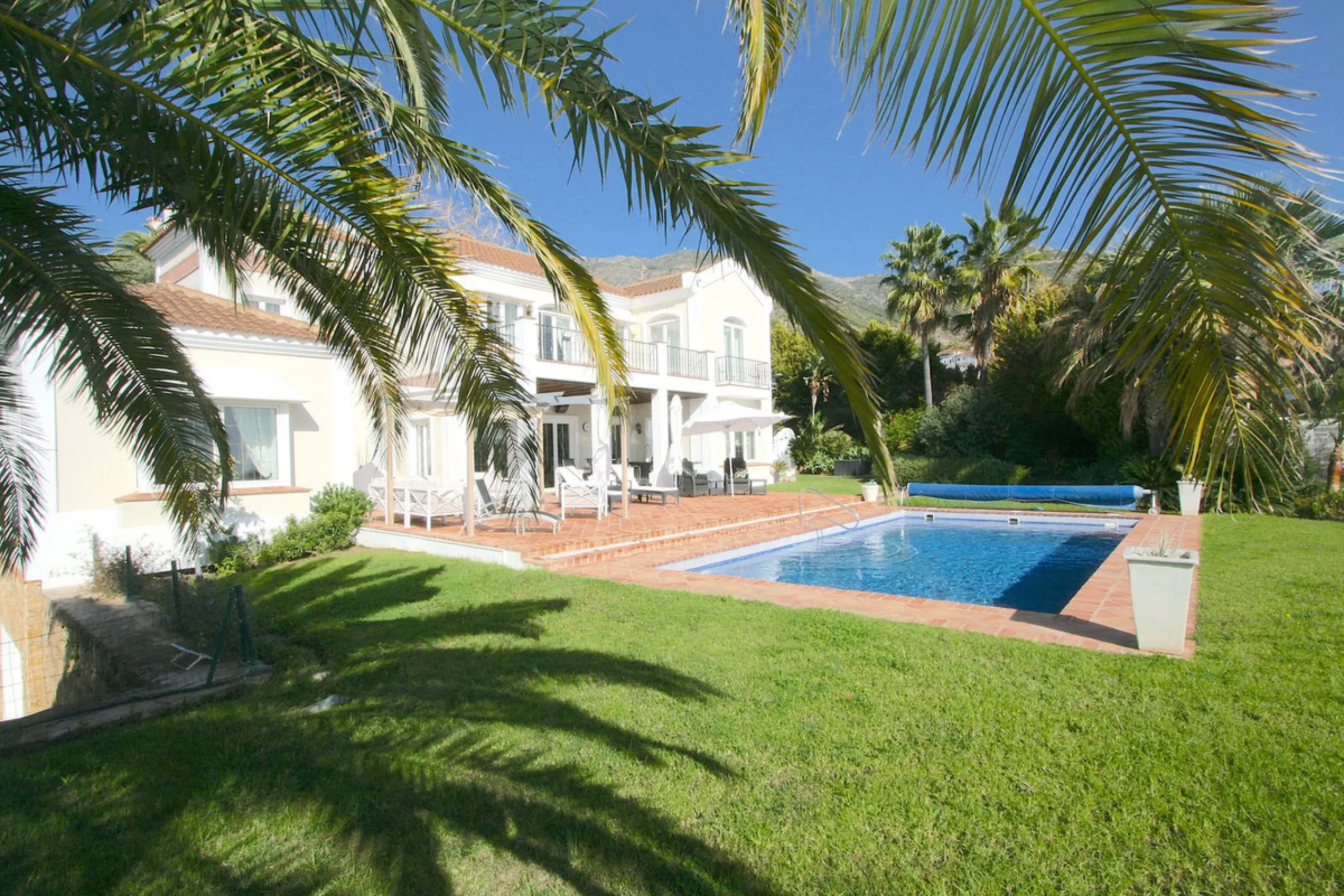 Magnificent villa in the beautiful urbanisation of Valtocado, near the picturesque village of Mijas! This exquisite villa perfectly blends Andalusian character with contemporary luxury. From its beautiful position, it captures breathtaking views from the 