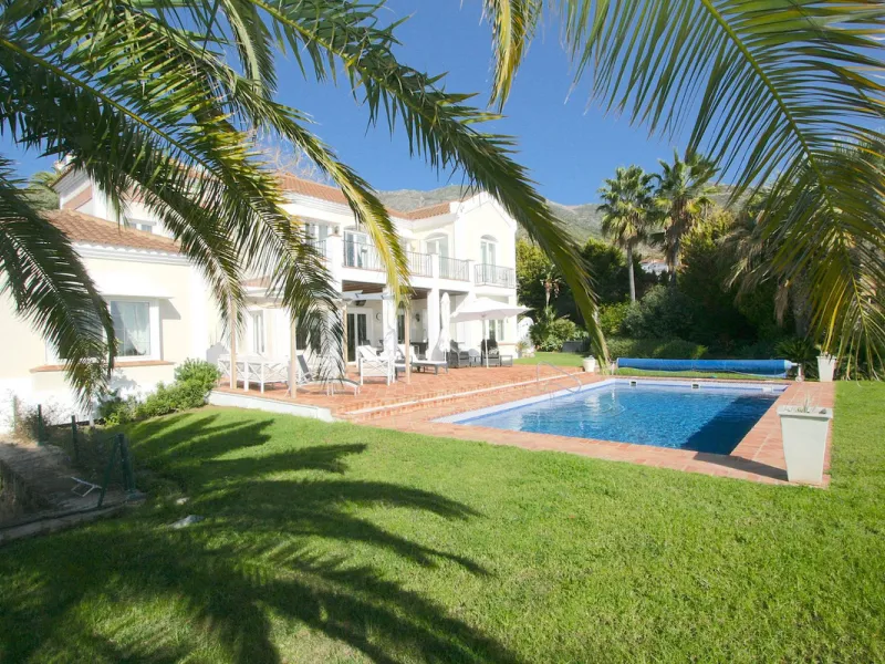 Magnificent villa in the beautiful urbanisation of Valtocado, near the picturesque village of Mijas! This exquisite villa perfectly blends Andalusian character with contemporary luxury. From its beautiful position, it captures breathtaking views from the 