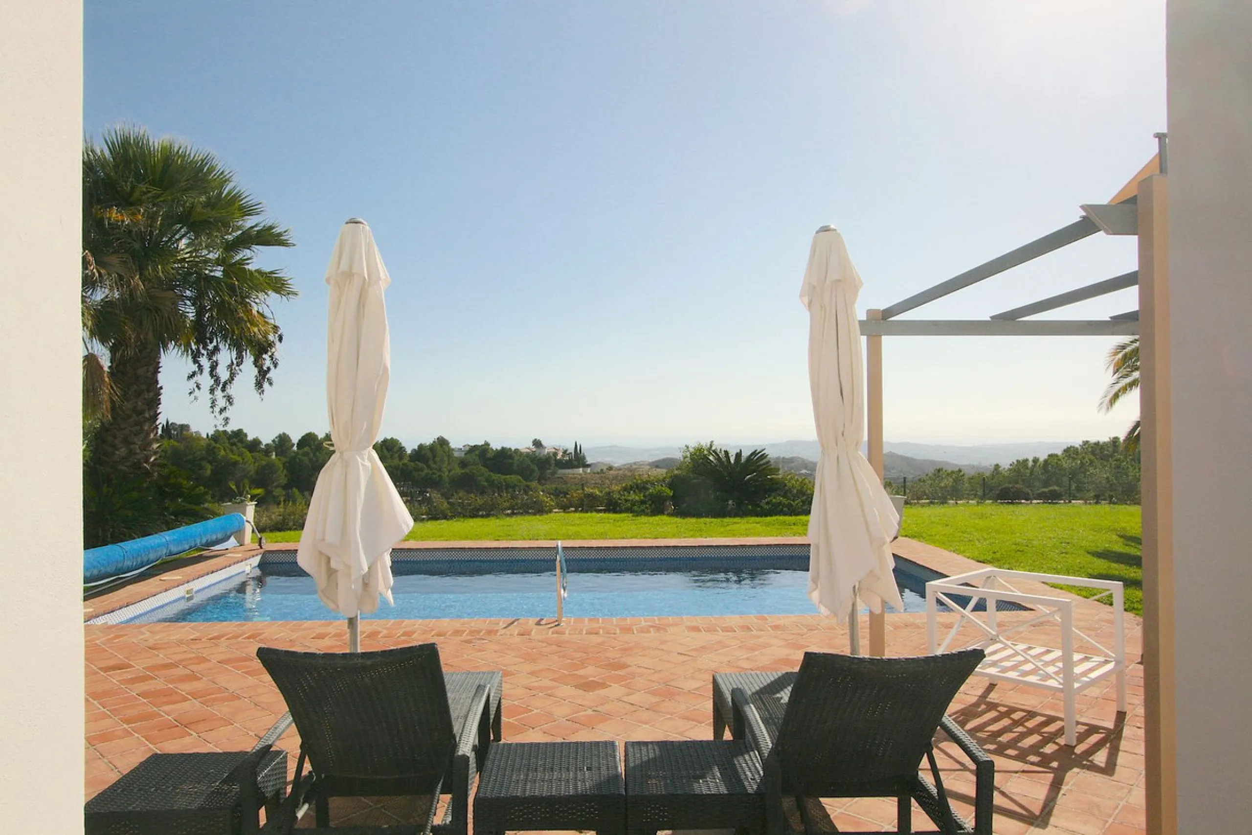 Magnificent villa in the beautiful urbanisation of Valtocado, near the picturesque village of Mijas! This exquisite villa perfectly blends Andalusian character with contemporary luxury. From its beautiful position, it captures breathtaking views from the 