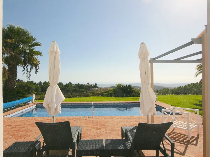 Magnificent villa in the beautiful urbanisation of Valtocado, near the picturesque village of Mijas! This exquisite villa perfectly blends Andalusian character with contemporary luxury. From its beautiful position, it captures breathtaking views from the 