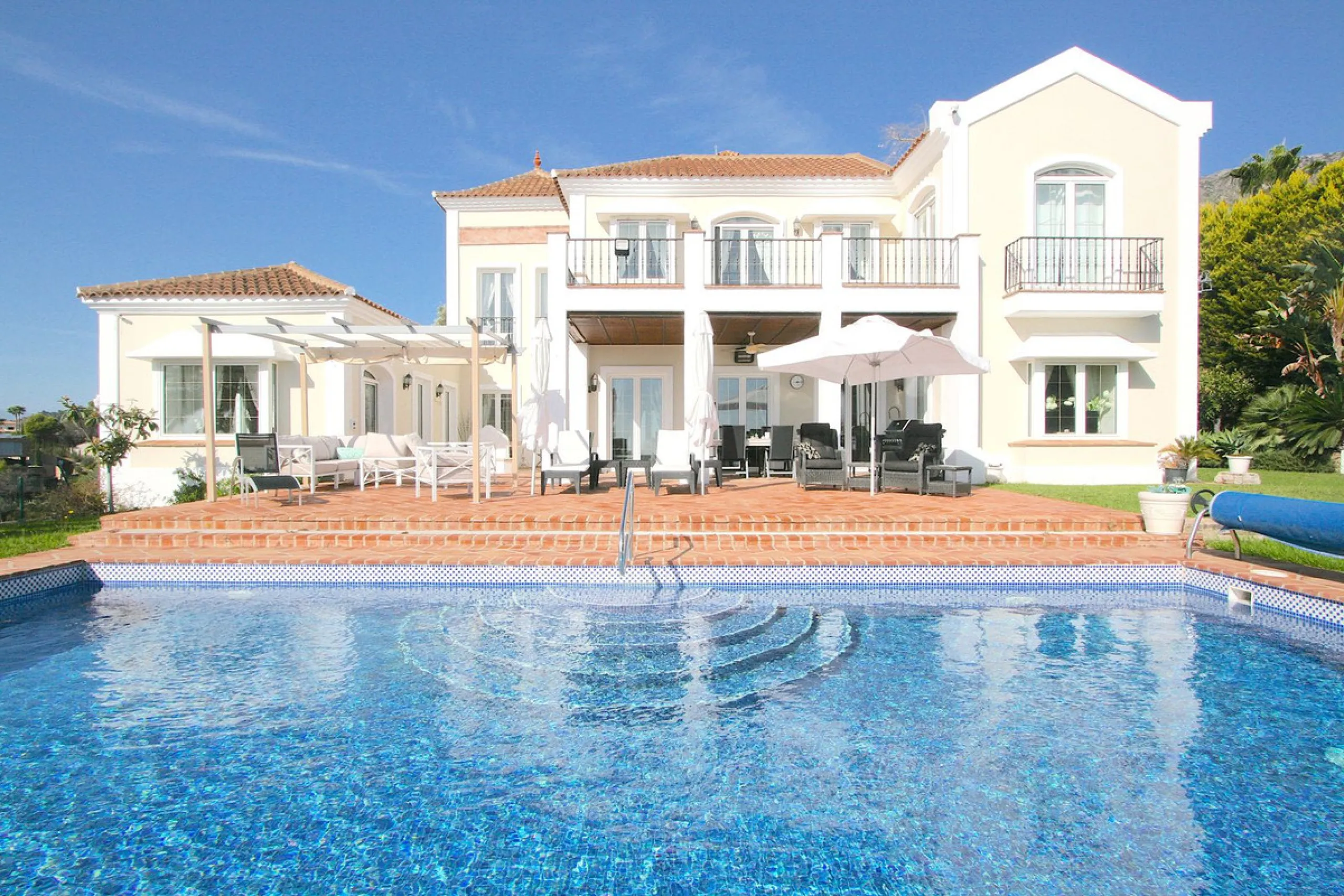 Magnificent villa in the beautiful urbanisation of Valtocado, near the picturesque village of Mijas! This exquisite villa perfectly blends Andalusian character with contemporary luxury. From its beautiful position, it captures breathtaking views from the 