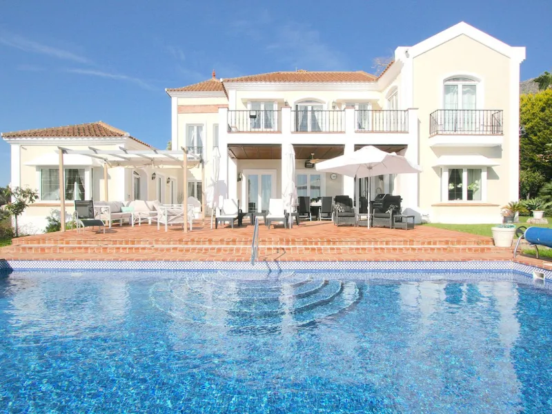 Magnificent villa in the beautiful urbanisation of Valtocado, near the picturesque village of Mijas! This exquisite villa perfectly blends Andalusian character with contemporary luxury. From its beautiful position, it captures breathtaking views from the 