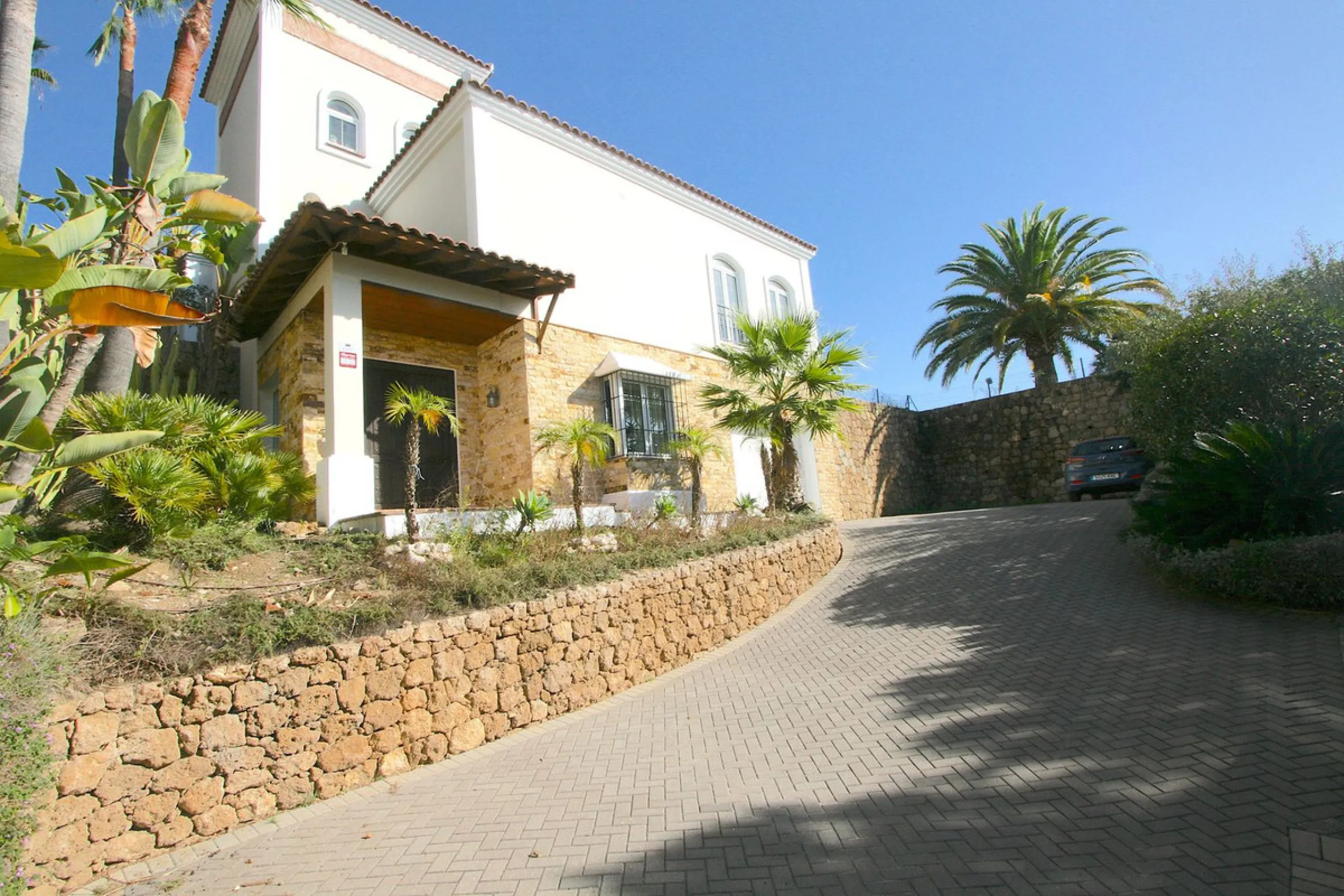 Magnificent villa in the beautiful urbanisation of Valtocado, near the picturesque village of Mijas! This exquisite villa perfectly blends Andalusian character with contemporary luxury. From its beautiful position, it captures breathtaking views from the 