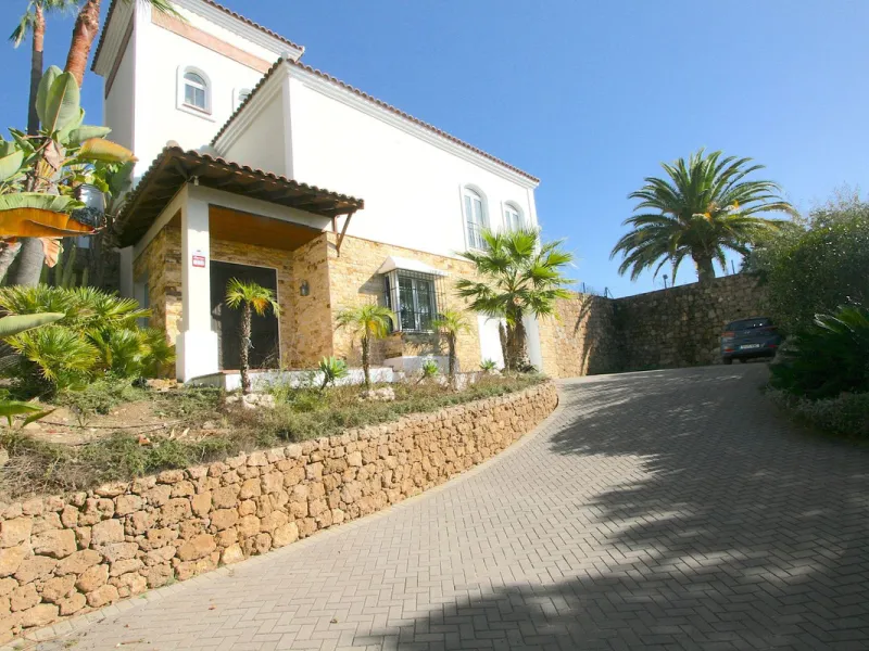 Magnificent villa in the beautiful urbanisation of Valtocado, near the picturesque village of Mijas! This exquisite villa perfectly blends Andalusian character with contemporary luxury. From its beautiful position, it captures breathtaking views from the 