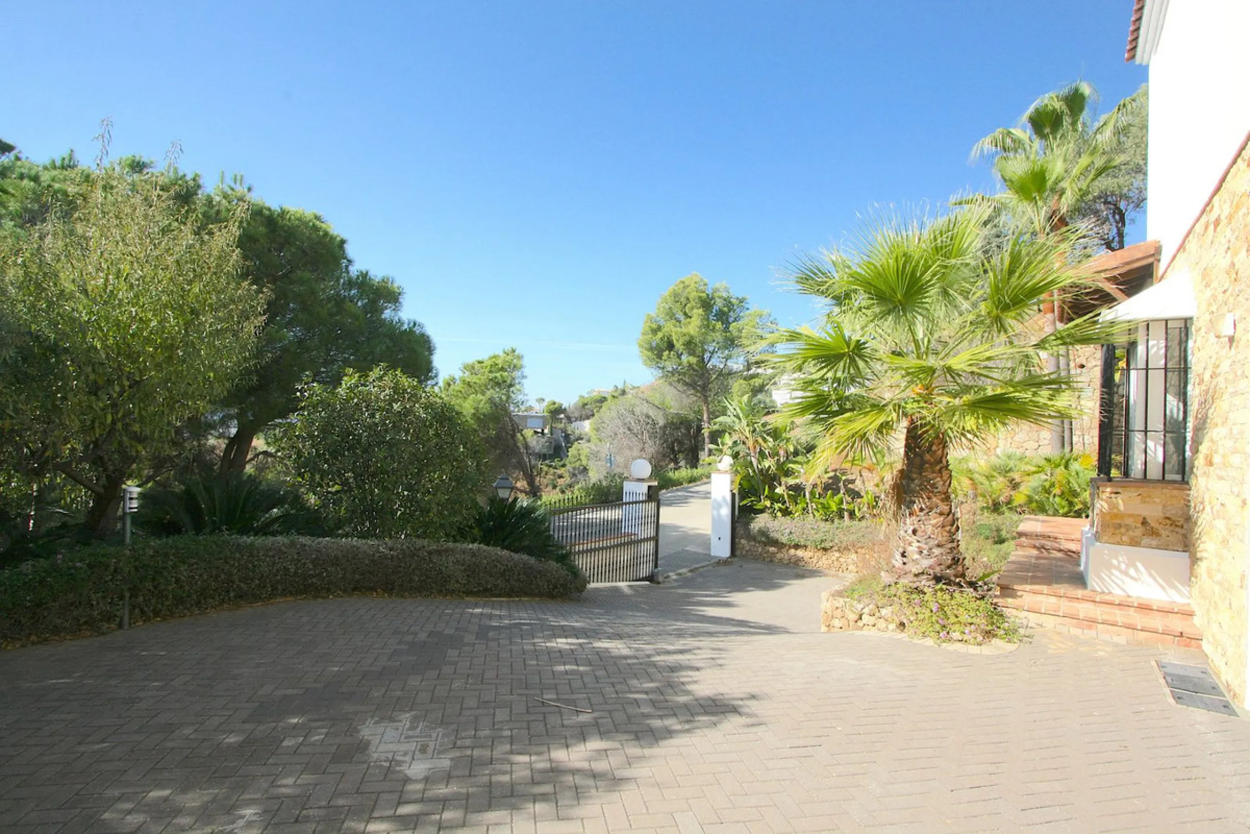 Magnificent villa in the beautiful urbanisation of Valtocado, near the picturesque village of Mijas! This exquisite villa perfectly blends Andalusian character with contemporary luxury. From its beautiful position, it captures breathtaking views from the 