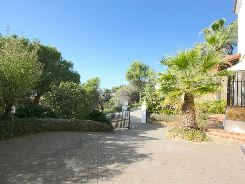 Magnificent villa in the beautiful urbanisation of Valtocado, near the picturesque village of Mijas! This exquisite villa perfectly blends Andalusian character with contemporary luxury. From its beautiful position, it captures breathtaking views from the 